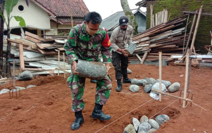 TNI bersama Muspika setempat, sehingga pihaknya turun langsung untuk melaksanakan karya bhakti pembangunan rumah milik korban. Senin (1/3/21)