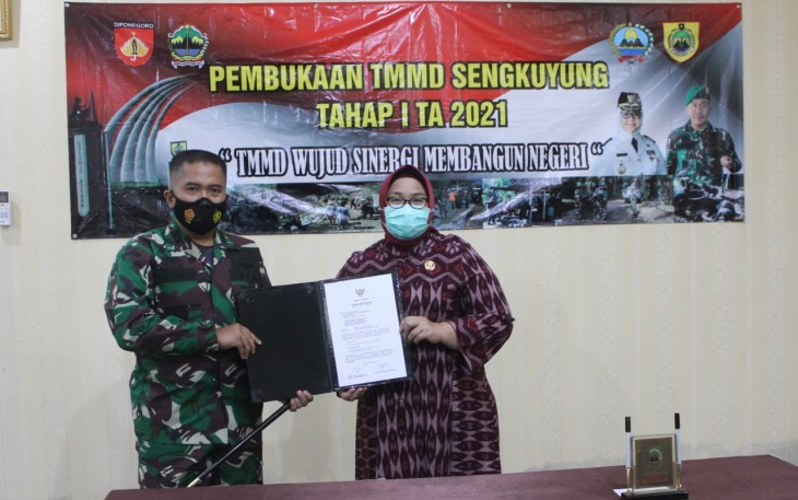 penyerahan berita acara serah terima program TMMD Sengkuyung tahap I TA 2021 dari Bupati Sragen dr. Kusdinar Untung Yuni Sukowati kepada Dandim 0725/Srg Letkol Inf Anggoro Heri Pratikno,S.I.P di ruang transit Pemkab Sragen.