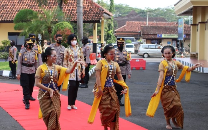 Pembukaan TNI Manunggal Membangun Desa (TMMD) Sengkuyung tahap I tahun 2021 yang dilaksanakan di , Desa Tembok, Kecamatan Limpung Kabupaten Batang dilaksanakan secara sederhana di ruang Balai Desa Tembok