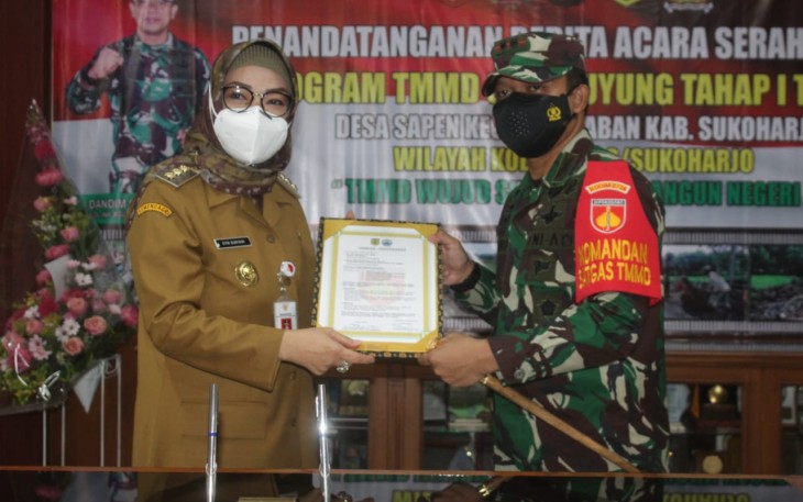 penyerahan Naskah program TMMD kegiatan dilanjutkan dengan peninjauan dan peletakan batu pertama di lokasi TMMD di Ds. Sapen Kec. Mojolaban bersama Bupati dan Forkopimda Sukoharjo.