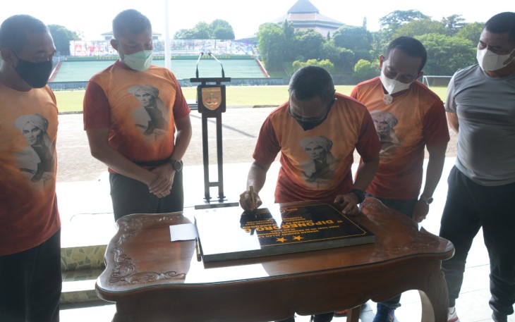 Pangdam IV/Diponegoro Mayjen TNI Bakti Agus Fadjari, S.I.P., M.Si. meresmikan sarana Fitness, yang berada di komplek Lapangan Parade Kodam IV/Diponegoro, Jl. Perintis Kemerdekaan, Watugong, Rabu (3/3/2021).