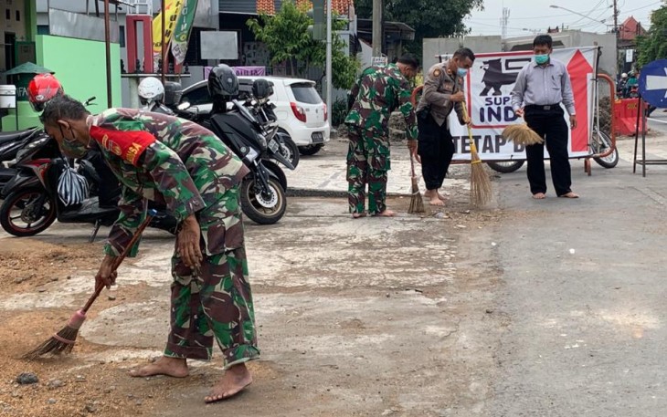Koramil 02/Banjarsari Kodim 0735/Surakarta bersama -Sama Dengan Polsek Banjarsari   Melaksanakan kegiatan karya bakti resik -Resik di Masjid Mujahidin jl.Adi Soemarmo Kelurahan Banyuanyar kecamatab Banjarsari Surakarta Jum"at(5/3/2021).