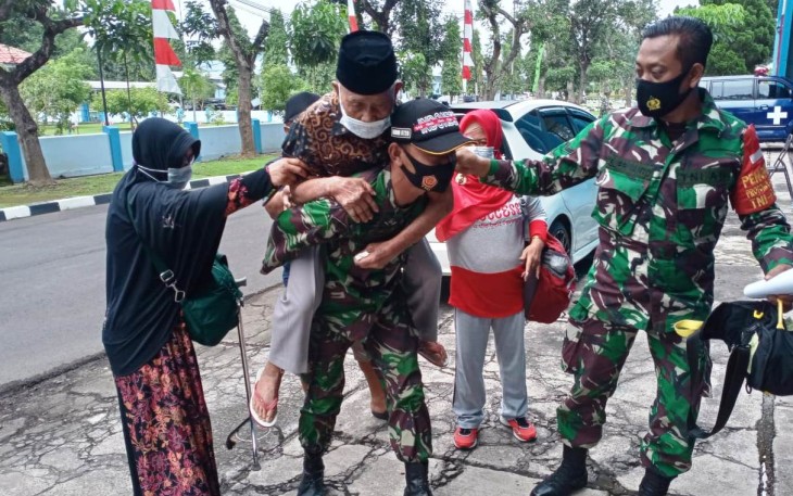 Sertu Bambang Adi S terus menggendong Kapten Cpl (Purn) Samidin Soepriyanto menuju meja pemeriksaan,