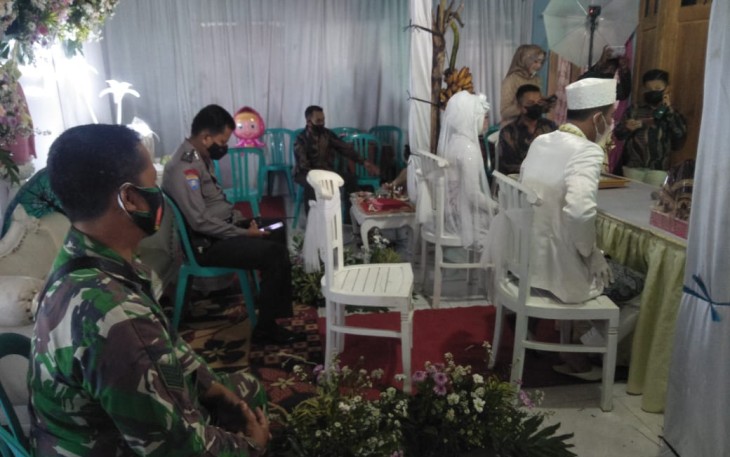 Serka Samsul Imam Babinsa Jetak Koramil 04/Sdh Kodim 0725/Sragen bersama Bripka Suroto Babinkamtibmas desa Jetak, Polsek Sidoharjo melaksanakan pengawasan terhadap pelaksanaan hajatan mantu di rumah Ibu Poni warga dk. Jambangan RT 05/07, desa Jetak, Sidoharjo yang melaksanakan hajat mantu dengan hiburan campursasi. 