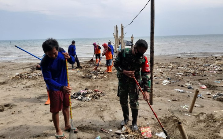 Babinsa Koramil 03/Gringsing Peltu Haryana bersama masyarakat melakukan kerja bhakti pembersihan sampah di lokasi Pesisir Pantai Jodo, Dukuh Buntu, Desa Sidorejo, Kecamatan Gringsing, Kabupaten Batang, Sabtu (6/3/21) Pagi.