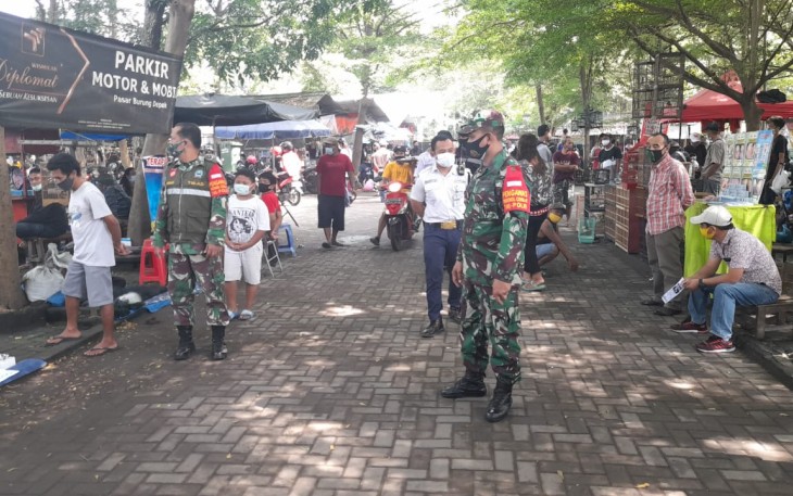 Babinsa Kelurahan Manahan Serka Saring dan Serda Supriyadi melaksanakan Kegiatan Pemberlakuan Pembatasan Kegiatan Masyarakat (PPKM) dalam penanganan Covid-19