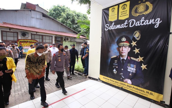 Kapolri Jenderal Listyo Sigit Prabowo memberikan kuliah umum kebangsaan yang digelar oleh Ikatan Alumni Universitas Indonesia (Iluni) Pascasarjana sekolah kajian strategik dan Global di Kampus UI, Depok, Jawa Barat, Rabu (10/3/2021). 