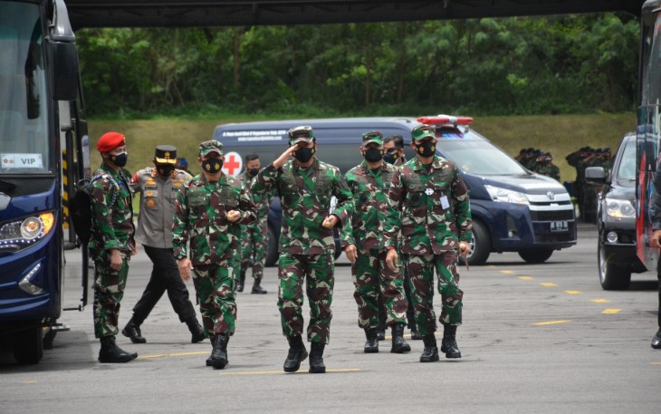 Panglima TNI Marsekal TNI Hadi Tjahjanto, SIP beserta rombongan meninjau pelaksanaan kegiatan serbuan Vaksinasi Covid-19 untuk TNI di wilayah Yogyakarta bertempat di Hanggar Skadik 102, Lanud Adisucipto Yokyakarta. Sabtu (13/3/2021). 