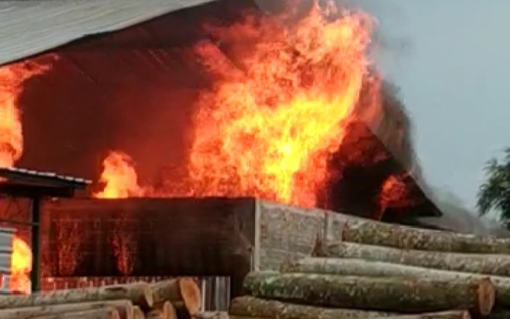 Terjadi Kebakaran yang diduga karena Oven berlebih muatan, sehingga api membakar ruangan oven pabrik kayu CV. Mulya Abadi di Desa Banyuputih, Kecamatan Banyuputih, Kabupaten Batang, Rabu (17/3/21) sore.