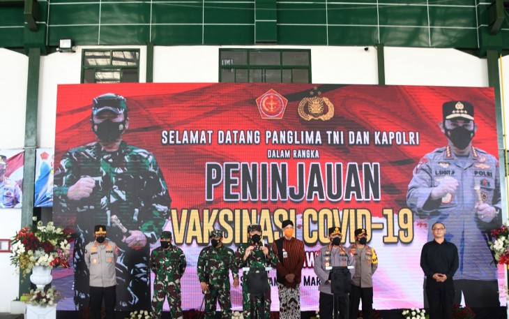 Panglima TNI Marsekal TNI Dr. (HC) Hadi Tjahjanto, S.I.P. dan Kapolri Jenderal Polisi Drs. Listyo Sigit Prabowo, M.Si. beserta rombongan meninjau pelaksanaan Serbuan Vaksinasi Covid 19 tahap 2 tahun 2021 kepada anggota TNI - Polri, serta masyarakat di wilayah Semarang, Kamis (18/3/2021).