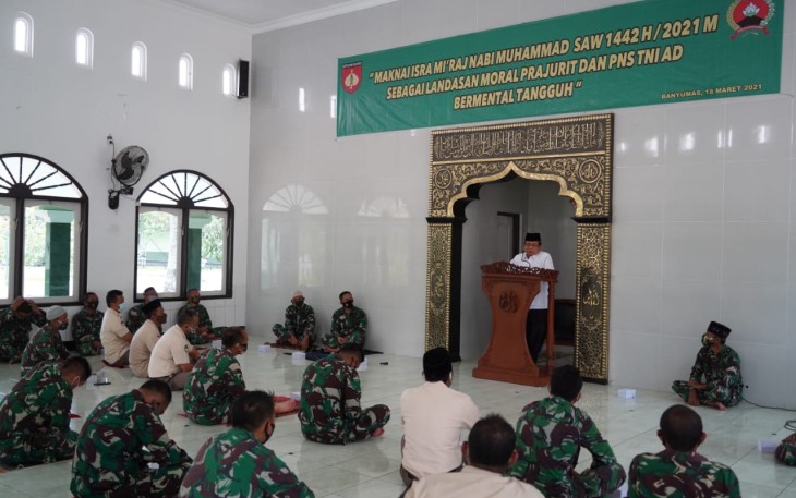 Pertebal iman dan taqwa, Prjajurit Wijayakusuma dan PNS Korem 071/Wijayakusuma, disiram rohaninya pada Peringatan Isra’ Mi’Raj Nabi Muhammad SAW, di Masjid Wijayakusuma Makorem 071/Wijayakusuma, Sokaraja, Banyumas. Kamis (18/3/2021).