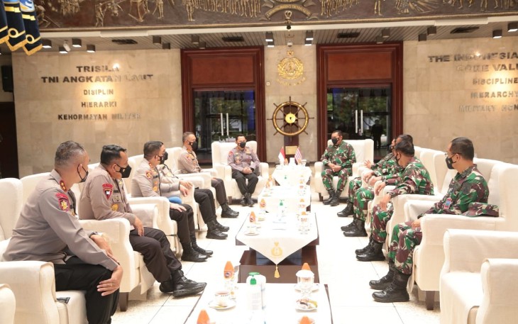 Kapolri Jenderal Listyo Sigit Prabowo menyambangi Kepala Staf Angkatan Laut (KSAL) Laksamana TNI Yudo Margono di Mabes TNI AL, Cilangkap, Jakarta Timur, Senin (22/3/2021).