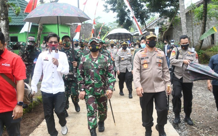 Pangdam IV/Dip Mayjen TNI Rudianto dan Kapolda Jawa Tengah Irjen. Pol. Drs. Ahmad Luthfi, S.H., S.St., M.K., bersama rombongan meninjau pelaksanaan TMMD Reg ke-110 TA 2021 Kodim 0714/Slg  di Desa Ketapang Kec. Susukan Kab. Semarang, Senin (22/3/2021).