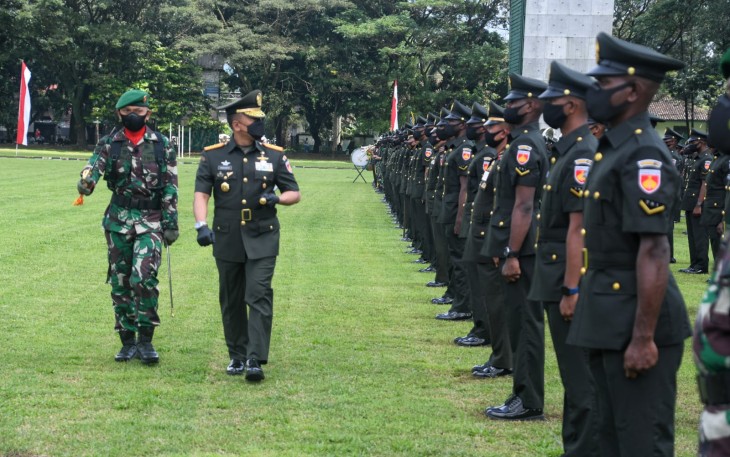 Pangdam IV/Diponegoro Mayjen TNI Rudianto secara resmi menutup Pendidikan Pertama Bintara PK TNI AD Otsus OAP Pria TA 2020 di Lapangan Rindam IV/Diponegoro, Jl. Pahlawan No. 133, Magelang, Selasa (23/3/2021).