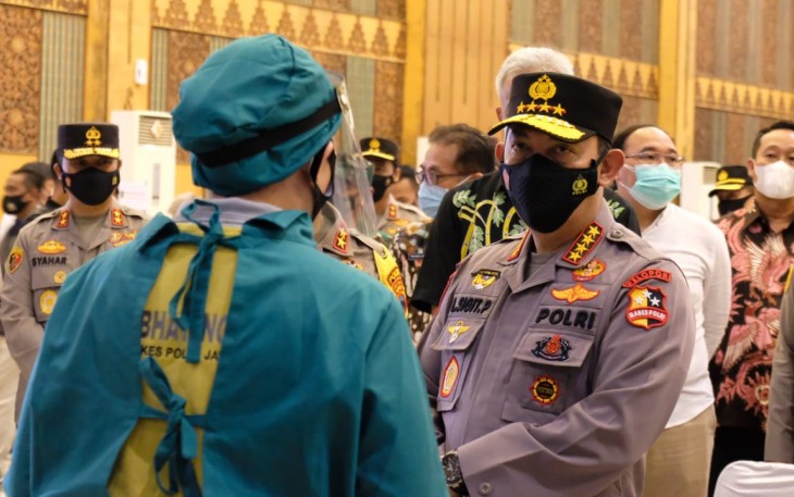 Kapolri Jenderal Polisi Listyo Sigit Prabowo menghadiri vaksinasi yang digelar di Masjid Agung, Semarang, Jawa Tengah, Rabu (24/3/2021). 