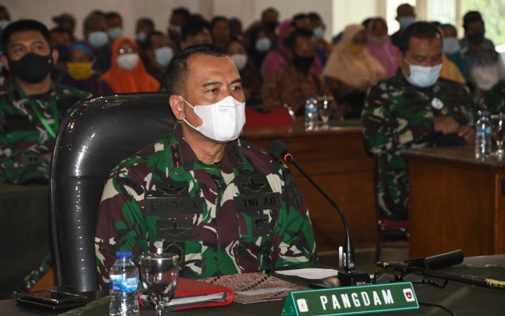 Pangdam IV/Diponegoro Mayjen TNI Rudianto menghadiri pengarahan Kepala Staf Angkatan Darat Jenderal TNI Andika Perkasa, S.E., M.A., M.Sc., M.Phil., Ph.D. kepada seluruh orang Tua/Wali Cata PK TNI AD Gelombang I TA 2021 melalui Video Conference bertempat di GOR Prajurit, kompleks Makodam IV/Diponegoro, Jl. Perintis Kemerdekaan, Watugong, Rabu (24/03/2021).