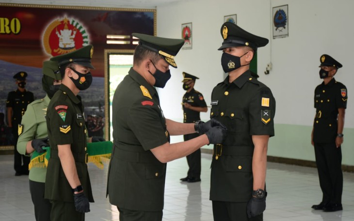 Pangdam IV/Diponegoro diwakili Kasdam IV/Diponegoro Brigjen TNI Widi Prasetijono secara resmi menutup Pendidikan Pertama Bintara TNI AD Penerbang TA 2020 di Gedung S. Parman Secaba Rindam IV/Diponegoro Jln. Pahlawan, Tuguran, Kota Magelang, Kamis  (25/3/2021).