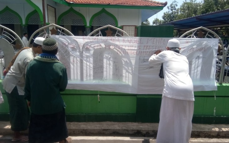 Warga Kelurahan Karang Asem Selatan Kecamatan Batang Kabupaten Batang gelar aksi tanda tangan guna tuntut pemerintah daerah (Pemda) kabupaten batang untuk menutup lokalisasi boyongsari yang berada di kelurahan karang asem selatan,jumat (26/3/21).