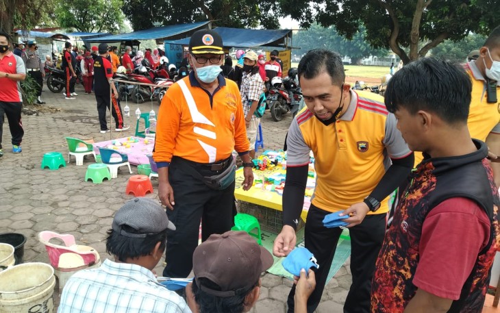 Polres Pekalongan Kota membagikan masker kepada masyarakat di area sekitar Masjid Jami' dan Alun Alun Kota Pekalongan  Jum'at (26/3/2021).