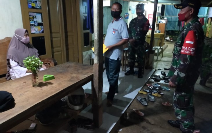 Babinsa Koramil 06/Tersono aktif dalam mendampingi tim untuk melaksanakan tracking contact terhadap keluarga yang terkonfirmasi Covid- 19 di Desa Tanjungsari, Kecamatan Tersono, Kabupaten Batang, Minggu (28/3/21) malam.
