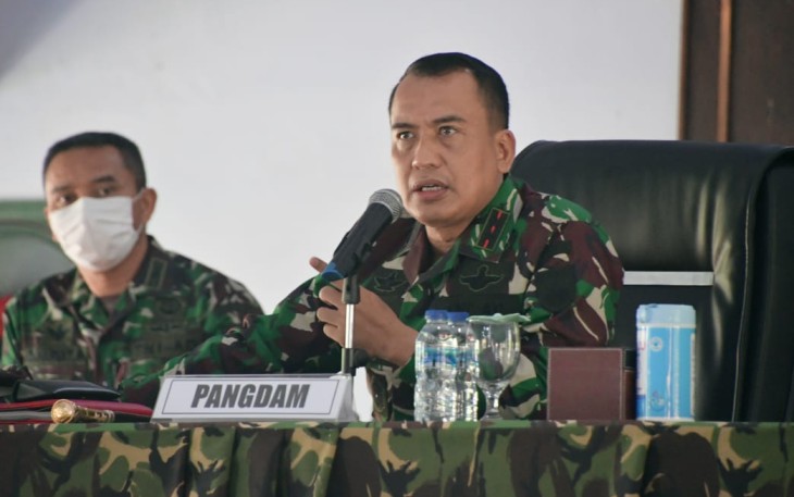 Pangdam IV/Diponegoro Mayjen TNI Rudianto memberikan pengarahan kepada 240 Siswa Dikjurba IF Abit Dikmaba TNI - AD, Otsus Kodam XVIII/Kasuari TA. 2020 di Gedung Gatot Subroto Dodiklatpur Rindam IV / Diponegoro Jl. Kesatrian NO.1, Depo. Glodogan, Kec. Klaten Selatan, Jawa Tengah, Selasa (30/3/2021).