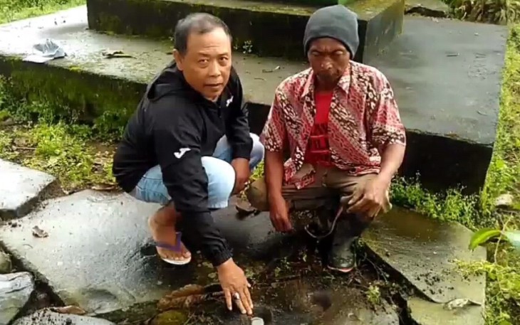 Cak Hari pemerhati budaya (kiri) saat penelusuran