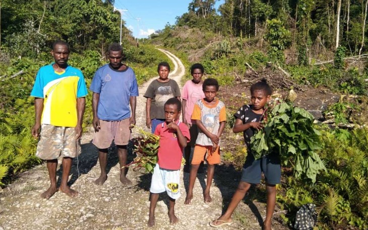 Warga Masyarakat Kampung Kaitana Keluhkan Jalan Rusak