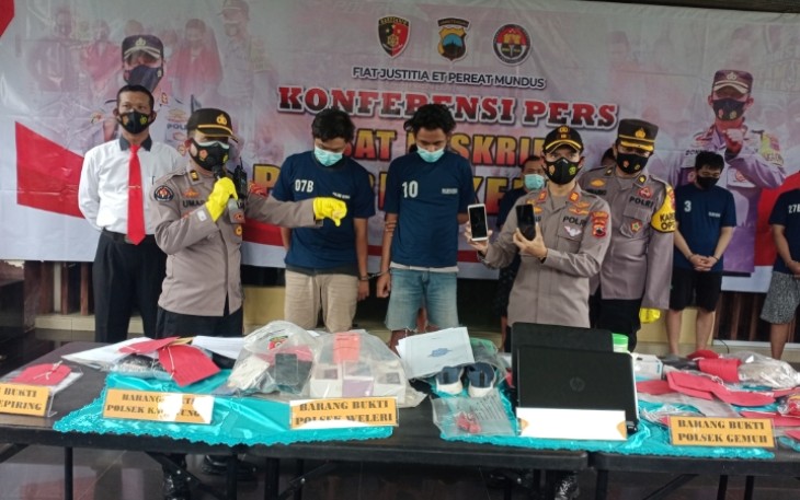 KasiHumas Polres Kendal, Polsek Kaliwungu laksanakan pers rilis terkait tindakan penggelapan sepeda motor di Patebon