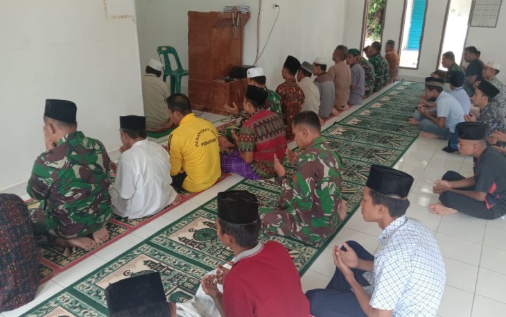 Sembari Tinjau Sasaran TMMD, Dandim 0209/LB Sholat Jum'at Berjamaah Bersama Warga