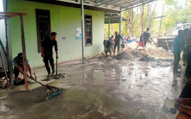 Satgas TMMD Bersama Warga Gotong Royong Pengecoran Lantai Halaman Masjid Al Ikhlas