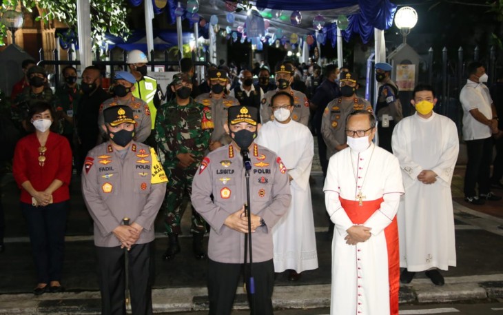 Kapolri Jenderal Polisi Listyo Sigit Prabowo mengunjungi sejumlah gereja jelang Minggu Paskah di wilayah DKI Jakarta malam ini, Sabtu (3/4/2021).