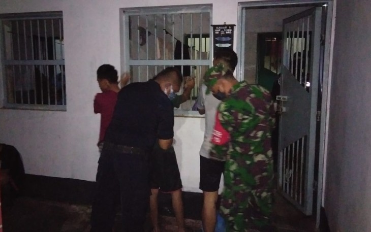 Sejumlah petugas Rumah Tahanan Negara (Rutan) Kelas IIB Batang bersama jajaran Kodim 0736/Batang dan Badan Narkotika Nasional Kabupaten (BNNK) Batang menggelar sidak salah satu blok di Rutan Kelas IIB Kabupaten Batang, pada Selasa (6/4/21) malam. 