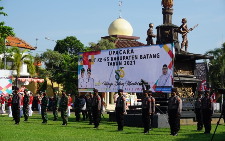 Pemerintah Kabupaten Batang menggelar upacara secara sederhana dalam rangka memperingati hari jadi Kabupaten Batang yang ke- 55 di halaman Kantor Bupati Batang, Kamis (8/4/21)