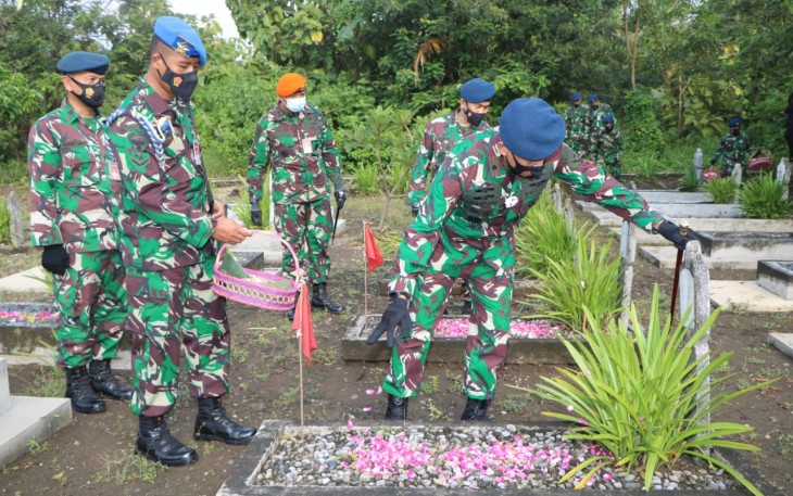 Lanud Smo. Dalam rangka peringatan ke-75  Hari TNI Angkatan Udara, anggota Lanud Adi Soemarmo dan Depohar 50  melaksanakan ziarah rombongan di  Taman Makam Pahlawan (TMP) Kusuma Bakti Jurug, Surakarta. Kamis (8/4)