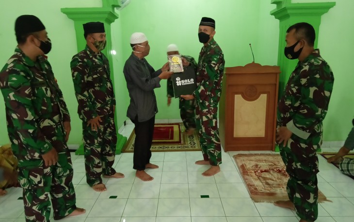 Komandan kodim 0735/Surakarta Letkol inf Wiyata .S.Aji ,SE.MDS  dengan didampingi Danramil 02/Bjs Kapten Inf Narno beserta jajarannya melaksanakan kegiatan safari sholat Jum"at di Masjid An- Nur RT 04/17 Perumahan Clolo Indah Kelurahan Banjarsar kecamatan Banjarsari Surakarta,