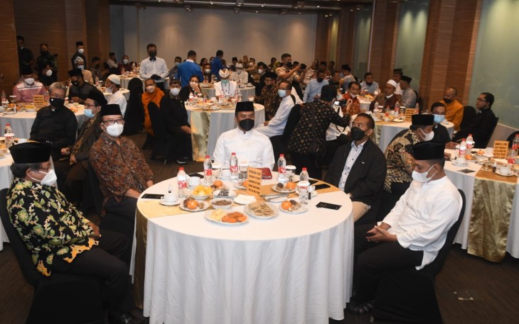 Pangdam IV/Diponegoro, Mayjen TNI Rudianto, usai meresmikan "Wijaya Perkasa Fitnes Center" dan melaksanakan pengarahan kepada para Perwira jajaran Korem 071/Wijayakusuma dan istri Perwira anggota Persit Kartika Chandra Kirana Koorcab Rem 071 PD IV/Diponegoro, melaksanakan Silaturahmi bersama Komponen masyarakat di Hall Room Hotel Java Heritage, Purwokerto, Banyumas.
