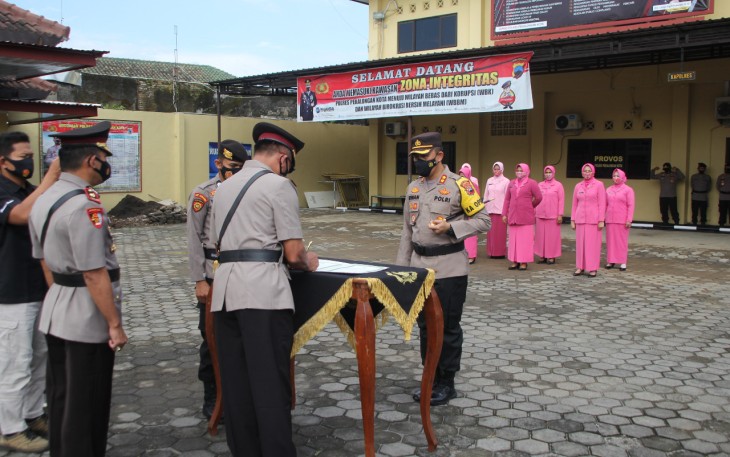 Kapolres Pekalongan Kota Polda Jawa Tengah AKBP M Irwan Susanto, S.I.K, SH,MH pimpin serah terima jabatan Wakapolres, dihalaman Mapolres Pekalongan Kota Senin, (12/04/2021)