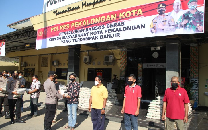 Habib Lutfhi bin Ali bin Yahya bersama Polres Pekalongan Kota memberikan bantuan beras kepada warga yang terdampak banjir beberapa bulan yang lalu di halaman Polres Pekalongan Kota, Kamis (22/4/2021) pagi