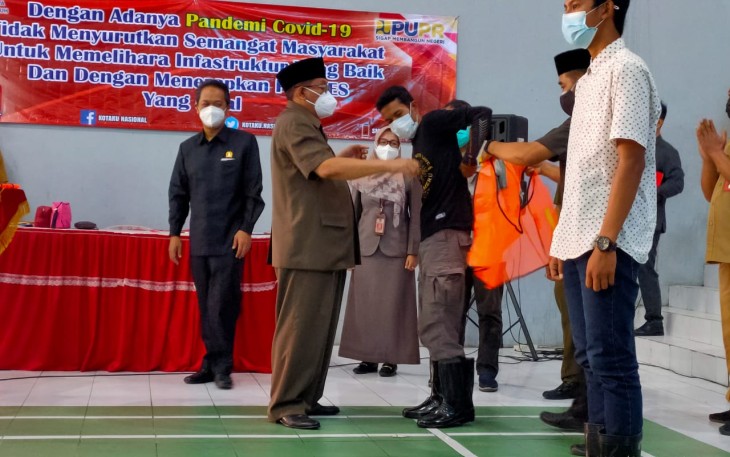 Walikota Santoso Pakaikan Piranti Proyek ke Penerima Pekerjaan Penanda Peluncuran PKT Kotaku (foto : Faisal NR / Klikwarta.com Blitar) 