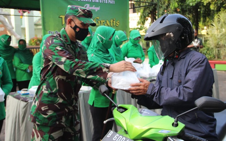 Dandim Pati didampingi Ketua Persit membagikan takjil