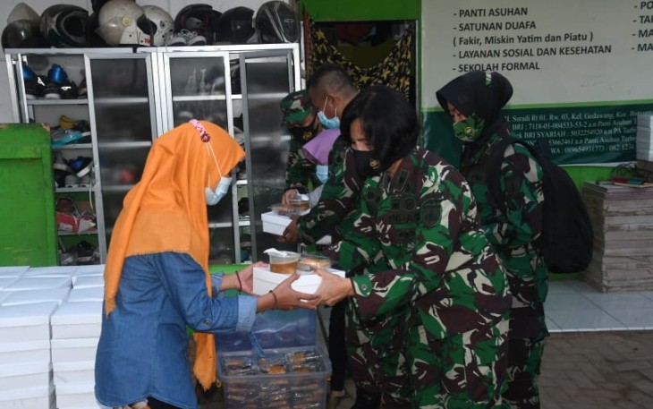 Kepala Ajudan Jenderal (Kaajen) Kodam IV/Diponegoro Kolonel Caj (K) Dra. Selfie Wahantouw beserta staf dengan didampingi perangkat kelurahan memberikan bantuan bingkisan dan makanan buka puasa (takjil) kepada Panti Asuhan Tarbiyatul Khasanah yang berada di Kelurahan Gedawang, Kec. Banyumanik, Kota Semarang, Kamis, (29/4/2021)