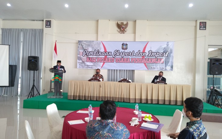 Walikota Santoso Berikan Sambutan Pengarahan Kepada Pengusaha Muda di Acara Pembekalan Eksport Import Kepada Pelaku Usaha Perdagangan. Selasa (6/4/2021). (foto : Faisal NR / Klikwarta.com) 