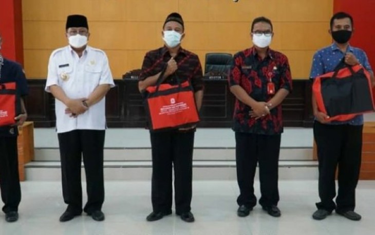 Walikota Santoso Bersama Penerima Bingkisan Lebaran 