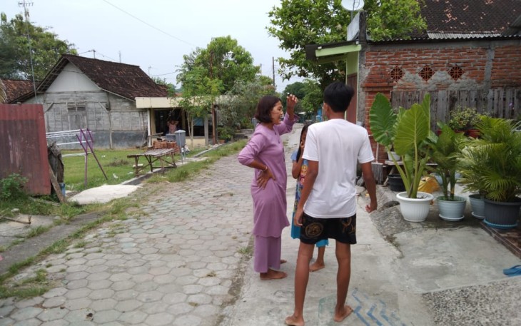 Warga Berlari Keluar Rumah 