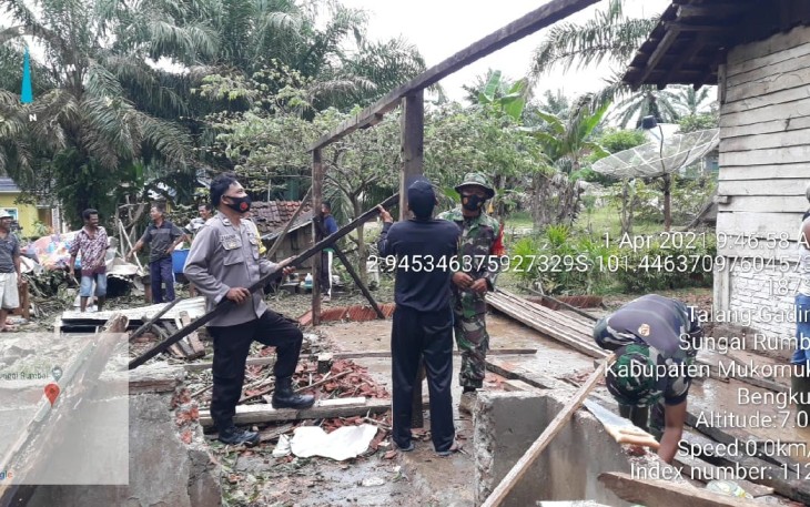 Polsek Sungai Rumbai Bersama Masyarakat Gotong-royong Bersihkan Rumah Warga Tertimpa Pohon Tumbang 
