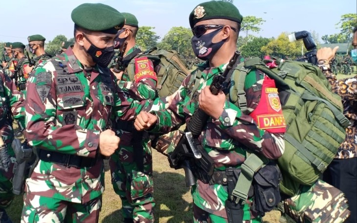 Kasdivif 2 Kostrad Brigjen TNI Tjaturputra Gunadi Genah saat menyambut pasukan Satgas Pamtas RI-PNG Sektor Utara pada Upacara Purna Tugas di Lapangan Markas Yonif MR 413/Bremoro