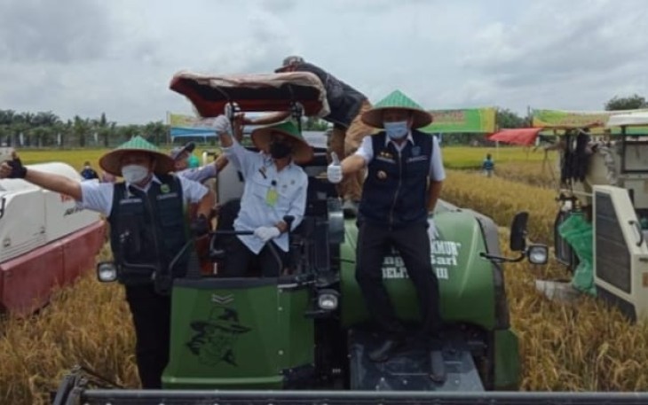 Masyarakat OKU Timur Panen Raya Bersama Menteri Pertanian RI