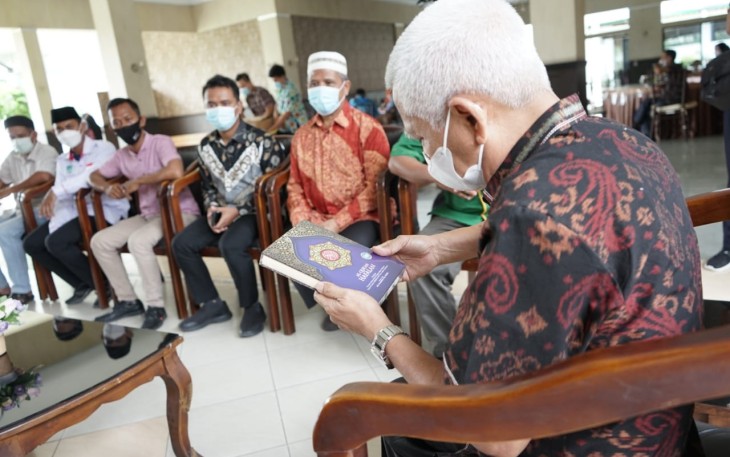 Pemuda PUI Sumut Serahkan 500 Al-Quran Kepada Bupati Asahan