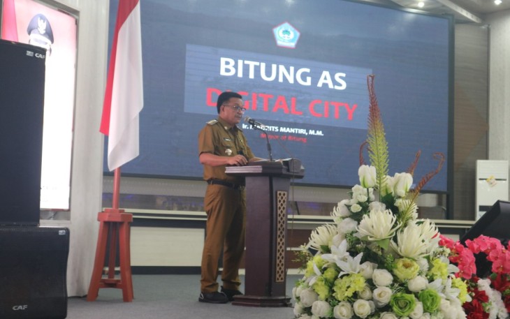 Walikota Bitung Maurits Mantiri saat Memberikan Pemaparan