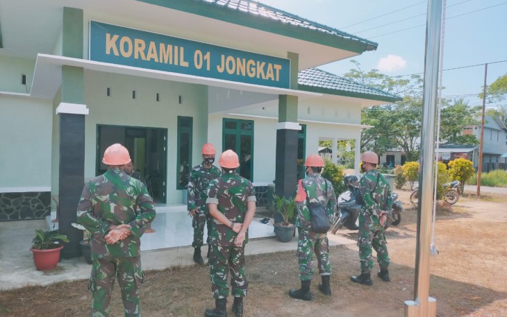Gerak Cepat, Anggota Koramil Jungkat Cari Hotspot di Desa Wajok Hilir